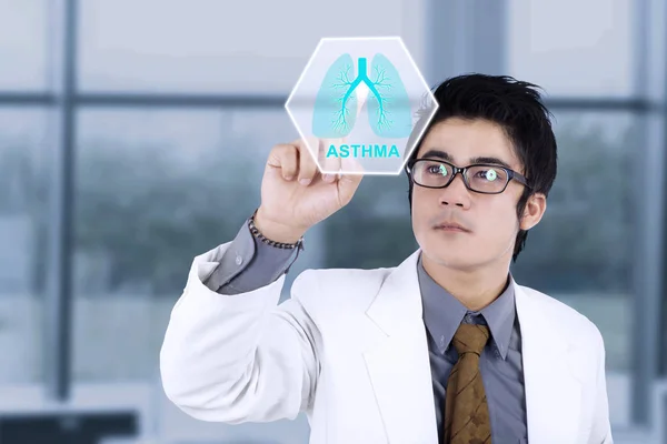 Médico masculino con símbolo de pulmones virtuales — Foto de Stock