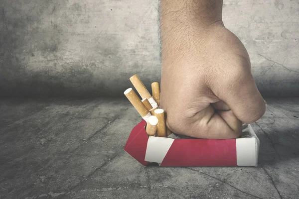 Male hand destroy cigarettes — Stock Photo, Image