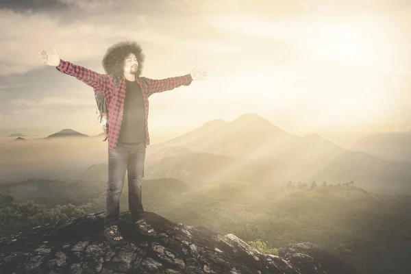 Caminhante masculino desfrutando de liberdade na montanha — Fotografia de Stock