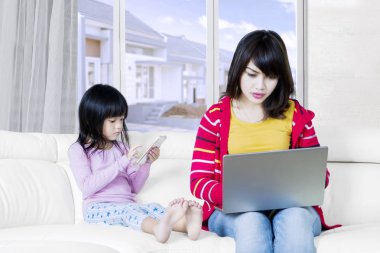 Dizüstü bilgisayar ve onun çocuk çalışma anne