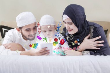 Ebeveynler çocuklarının yatakta öğretmek