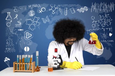 Deneme yapıyor bilim adamı kimyasal sıvı ile