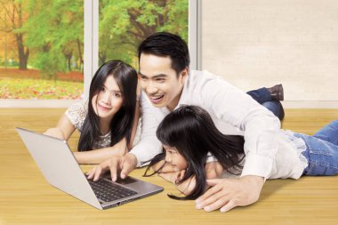 İki anne ve kızı dizüstü bilgisayar kullanmak