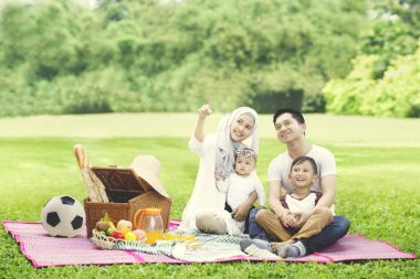 Genç aile parkta bir şey bakarak