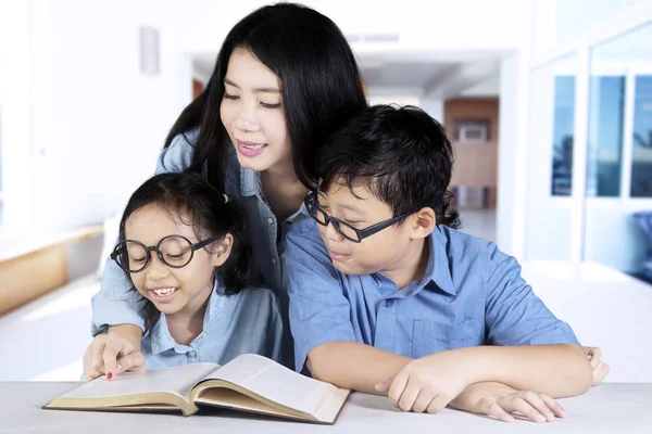 Matka vede své děti studovat doma — Stock fotografie