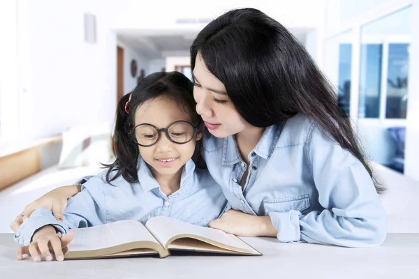 Mãe ensinando sua filha em casa — Fotografia de Stock