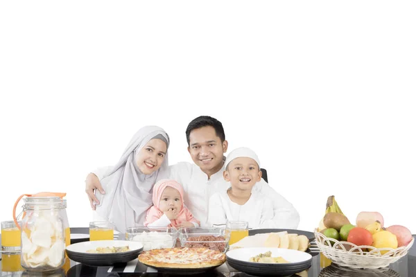 Familia musulmana comiendo en la mesa de comedor —  Fotos de Stock