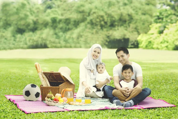 穆斯林家庭在公园里野餐 — 图库照片