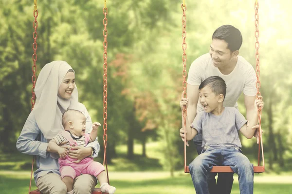 Moslim familie spelen in de speeltuin — Stockfoto