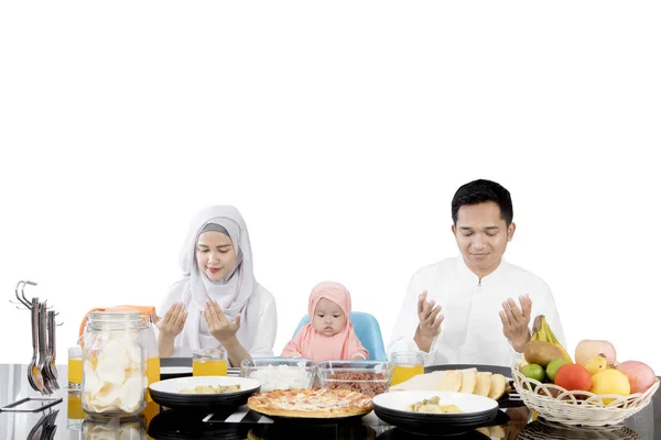 Família muçulmana rezando antes de comer — Fotografia de Stock