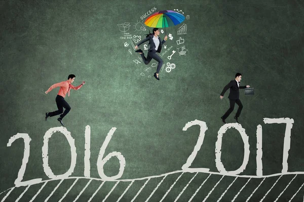 Optimistic people compete toward 2017 — Stock Photo, Image