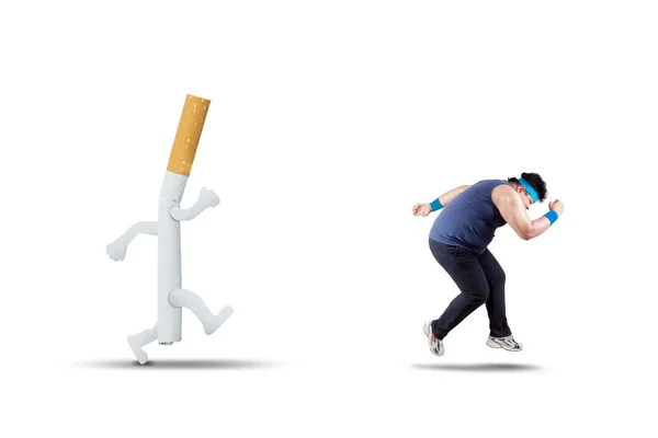 L'uomo in sovrappeso è inseguito da una sigaretta — Foto Stock