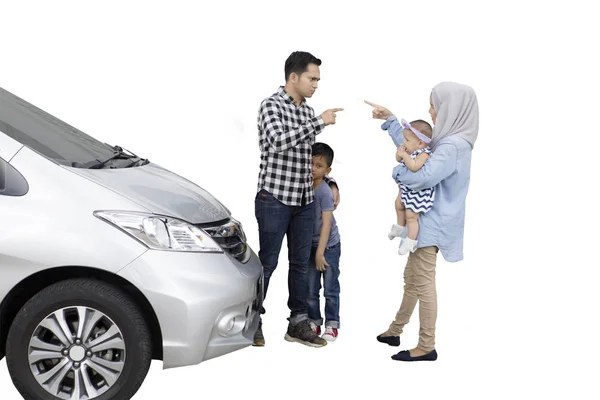 Pais culpando uns aos outros na frente do carro — Fotografia de Stock