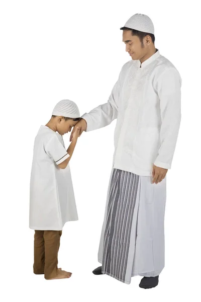 Líbat ruku od svého otce a syn — Stock fotografie