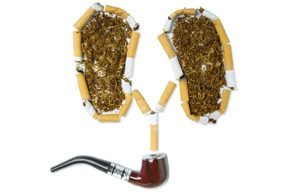 Табачная трубка и сигареты на белом фоне — стоковое фото