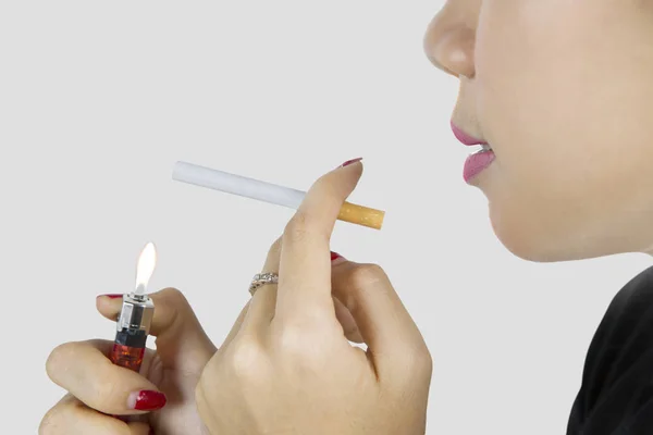 Kobieta, spalanie jej papierosa — Zdjęcie stockowe