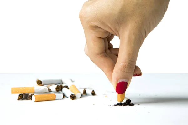 Mujer destruyendo cigarrillo en la mano — Foto de Stock