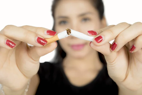 Kvinna hand bryta cigarett — Stockfoto