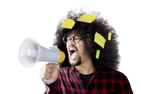 Joven hombre gritando con megáfono — Foto de Stock