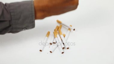 El sigara yumruğu ile kırma