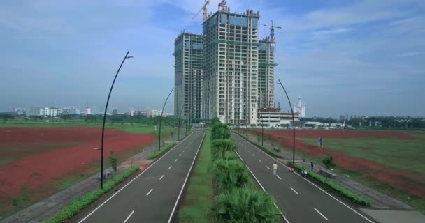 Prázdné silnice a obytné budovy — Stock video