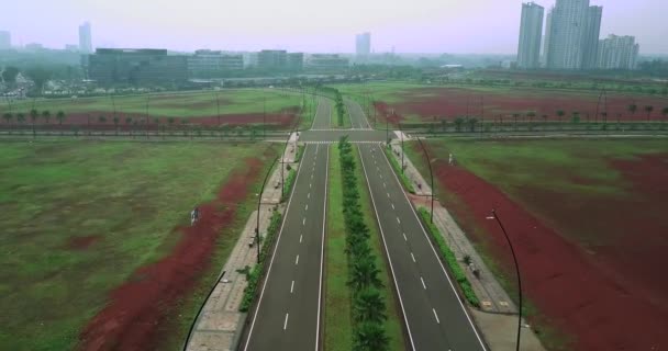 Carretera vacía en terreno residencial — Vídeos de Stock