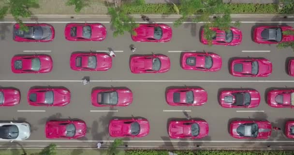 Ferrari-Sportwagen in Reihe auf der Straße — Stockvideo
