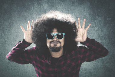 Şakalar ifade ile Afro adam