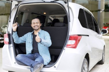 Yeni araba showroom ile Afro adam