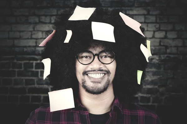 Afro-Mann mit Post-it-Zetteln auf den Haaren — Stockfoto