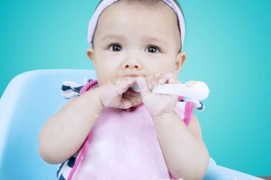 Kadın bebek püresi kaşık ısırıkları