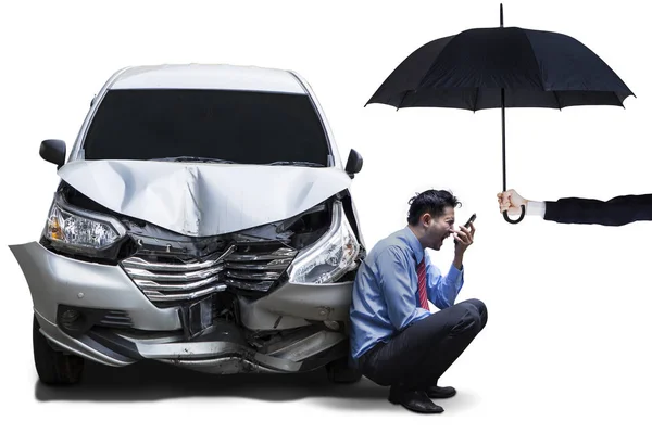 Homem irritado com guarda-chuva e carro quebrado — Fotografia de Stock