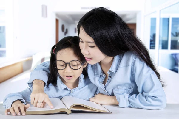 Kind und Mutter lesen ein Buch — Stockfoto