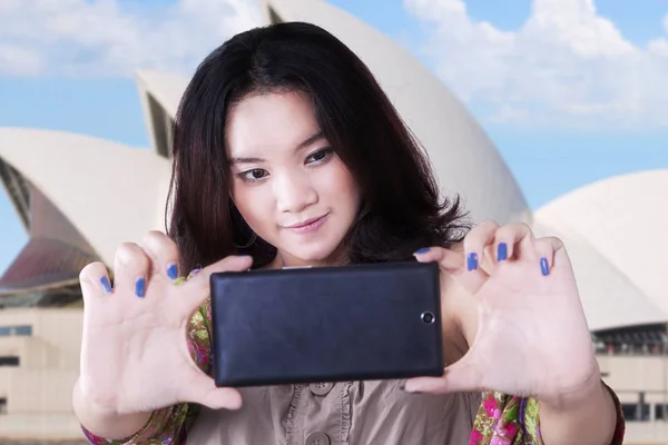 Cute girl taking a selfie in Sydney — Stock Photo, Image