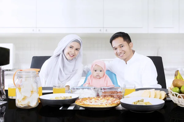 Tochter und Eltern lächeln in der Küche — Stockfoto
