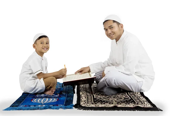 Vater und Sohn lächeln mit quran — Stockfoto
