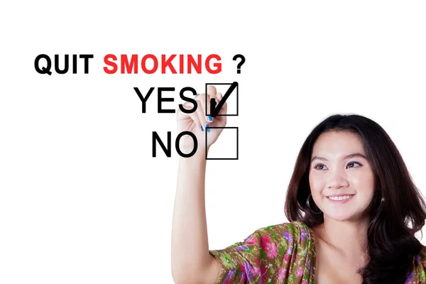 Kvinnlig student med text av sluta röka — Stockfoto