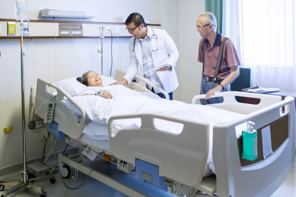 Vriendelijke Arts in gesprek met de patiënt — Stockfoto