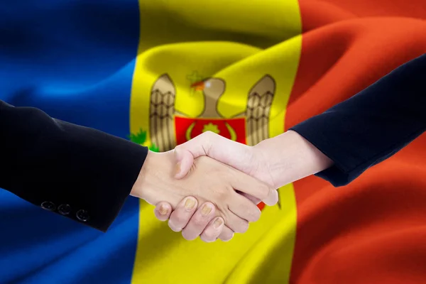 Рукопожатие дружбы с флагом Молдовы — стоковое фото