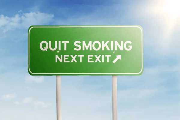 Grön skylt med texten i sluta röka — Stockfoto