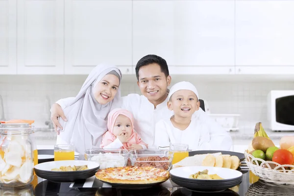 Família feliz sorrindo juntos na cozinha — Fotografia de Stock