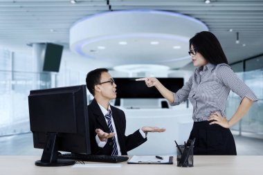 Genç girişimci onun bağımlı olan kızgın hissediyor 