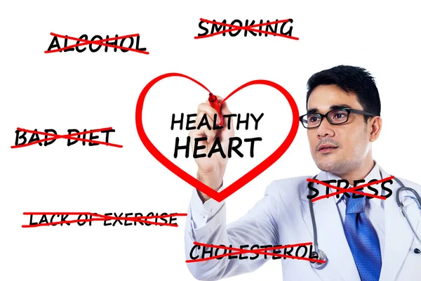 Manliga läkare ritning en hjärtsymbol — Stockfoto
