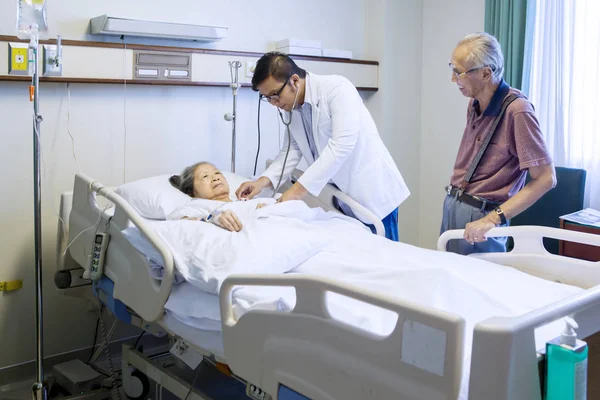 Homme médecin examinant le patient âgé — Photo