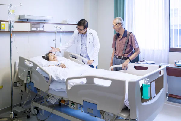 Médico masculino falando com paciente — Fotografia de Stock