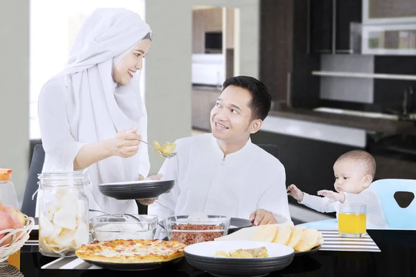 Família muçulmana comendo na mesa — Fotografia de Stock
