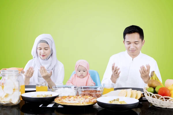 Família muçulmana rezando antes de comer — Fotografia de Stock