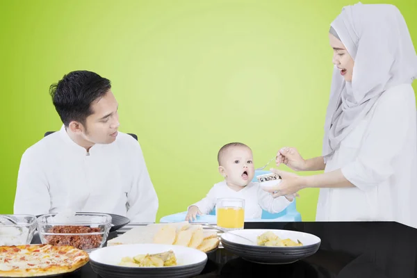 Mãe muçulmana alimentando seu bebê — Fotografia de Stock