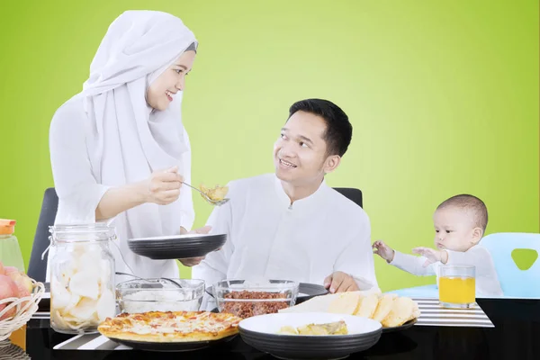 Muslimští rodiče a jejich dítě jíst společně — Stock fotografie