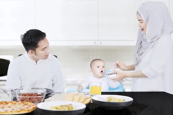 Padres musulmanes alimentando a su bebé —  Fotos de Stock